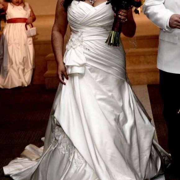 Italian Silk Sofia Tolli Wedding Dress - Picture 1 of 4